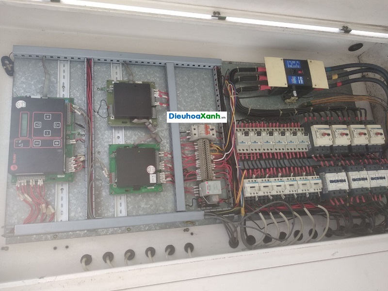 Hình ảnh điều khiển trong tủ điện chiller cũ đã bị hỏng không thể sửa chữa